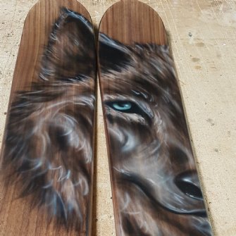 Airbrush auf Nussoberfläche © skiwerk