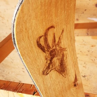 Eichen-Oberfläche mit Handskizze Lasergravur © skiwerk