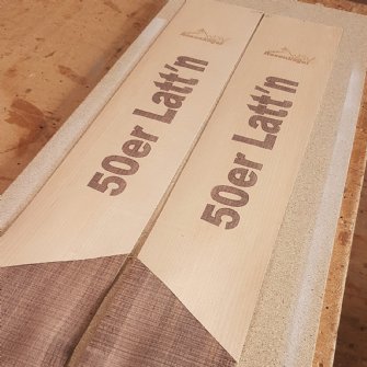 Ahorn-Nuss sägerauhe Skioberfläche mit Intarsienarbeit © skiwerk
