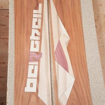 Palisander Ahorn und Wacholder Mix Ski Holz Oberfläche © skiwerk