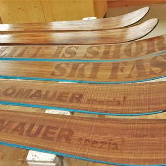 verschiedene Nuss Oberflächen mit blauen ABS Seitenwangen © skiwerk
