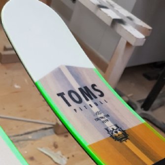 Designholzkern mit teilweiser Durchsicht auf den Holzkern