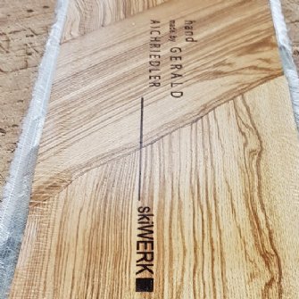 Schräger Bandschnitt mit Lasergravur