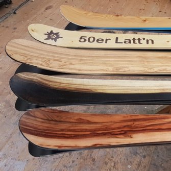 buntes Skisortiment © skiwerk