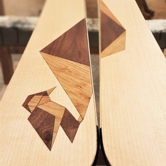 Intarsienarbeit am Heck des Skis © skiwerk