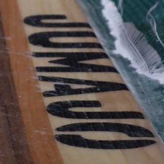 Designholzkern mit schwarzer Lackschrift