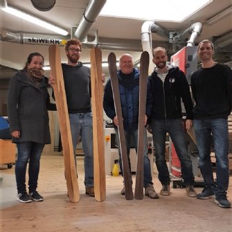 Skibauworkshop mit Unterstützung.