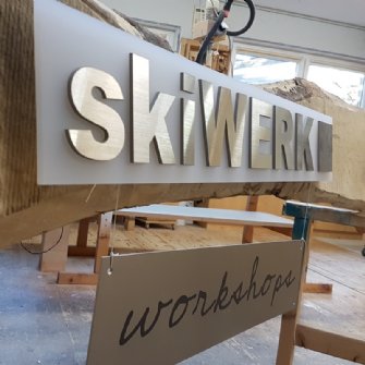 Vorbereitungen für die skiWERK Ausstellung in Bad Goisern.