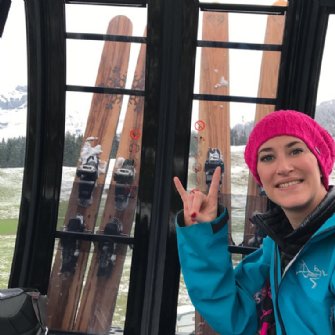 Leonie mit ihren selbstgebauten skiWERK Full-Rocker Ski, in den Schweitzer Bergen unterwegs. © leonie