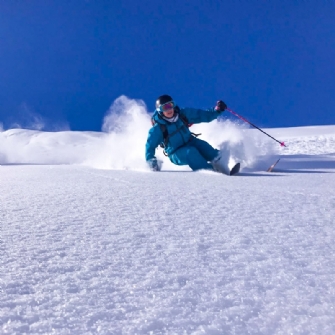 Leonie mit den skiWERK Full-Rocker im Powder Terrain. © leonie