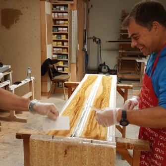 Beim Laminieren der letzten Lage - das Olivenfurnier.