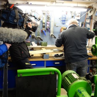 Servus TV filmt das montieren der Bindung bevor es mit dem skiWERK-Ski auf die Piste geht.