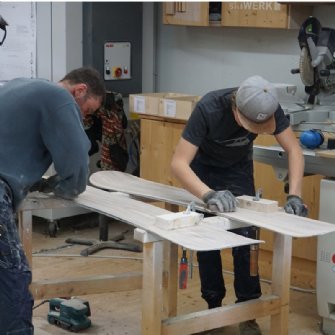 Noch letzte Schleifarbeiten am Snowboard bevor der Endlack aufgetragen wird.