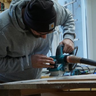 Das Hobeln der Skiholzkerne.