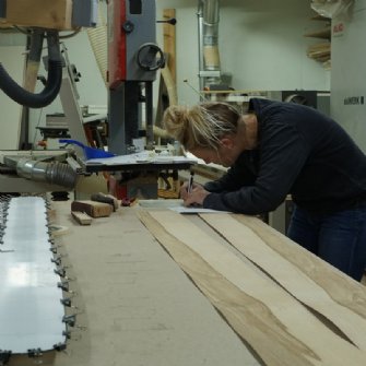 Am Belag werden die Stahlkanten fixiert, in der Zwischenzeit kann am Design gefeilt werden.