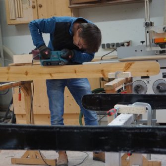 Ein Zirbenpowder-Ski beim finalen Schliff.