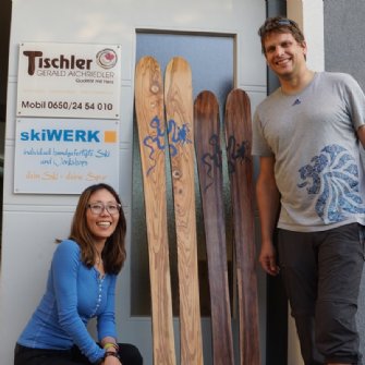 Sommerworkshop: Das Schweitzer Paar mit ihren selbstgebauten Skiern, personalisiert mit Lackdesign.