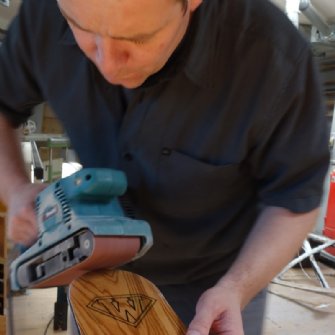 Feinarbeit an der Schaufel.