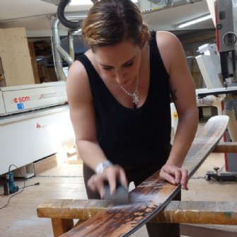 Für eine besonders schöne Oberfläche wird das Satinnussdeck noch fein geschliffen.