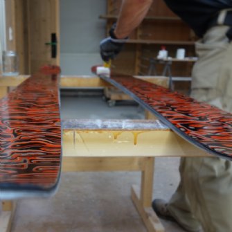 Lässiges Designfurnier mit schwarzen ABS-Seitenwangen.