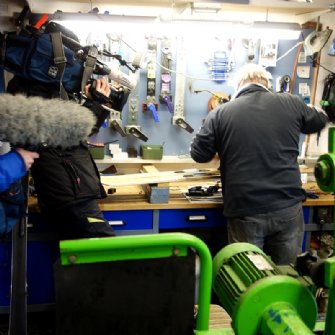 Servus TV filmt beim Bindungsmontieren, gleich gehts ab auf die Piste damit! &copy; skiwerk
