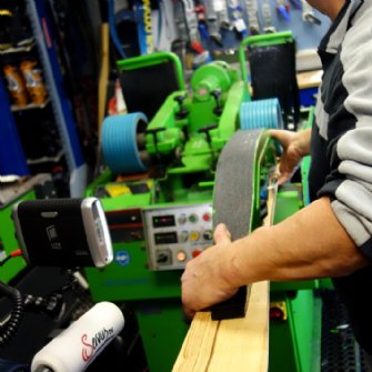 Der skiWERK Ski wird getunt! &copy; skiwerk
