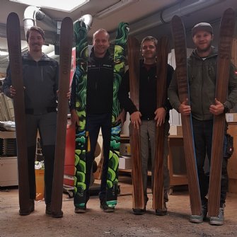 Skibau Workshop mit Holz und Top Sheet Oberflächen © skiwerk