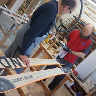 Nur noch die Schutzfolie abziehen und... © skiwerk